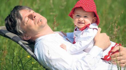 Spätes Familienglück. 30 Prozent der Väter in Deutschland sind bei der Geburt ihres ersten Kindes zwischen 35 und 44 Jahre alt, etwa drei Prozent sind älter als 45.