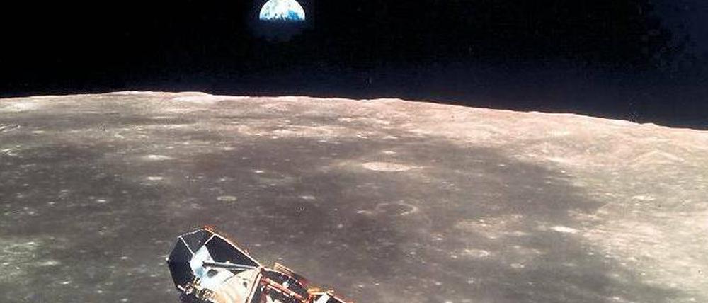 Armstrongs Fähre über dem Mond.