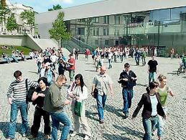 Gute Aussichten. Die Uni Halle-Wittenberg wirbt mit 140 NC-freien Fächern, in die sich Abiturienten noch jetzt unabhängig von der Note einschreiben können. 
