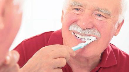 Von rot nach weiß. Richtiges Zähneputzen ist in jedem Alter wichtig.