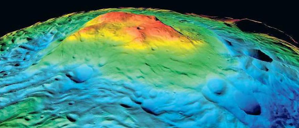 Spur der Zerstörung. Die Grafik zeigt mithilfe von Falschfarben die Gestalt des Südpols von Vesta: In Blau Teile des 500 Kilometer großen Rheasilvia-Einschlagbeckens sowie im Zentrum ein über 20 Kilometer hohes Bergmassiv. 
