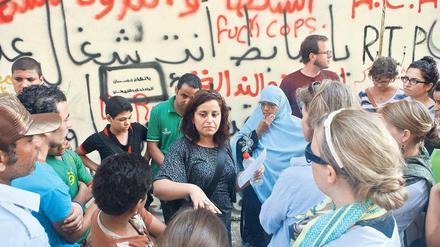 Am Tahrir. Die Teilnehmer der Sommerakademie zu „Ästhetik und Politik“ studieren die Graffiti an der Wand der Amerikanischen Universität in Kairo.