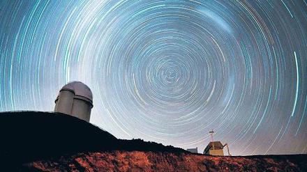 Am Südpol. Die Langzeitbelichtung zeigt, wie Sterne über dem Observatorium La Silla um den südlichen Himmelspol kreisen. Dahinter steckt aber nicht etwa eine rasante Eigenbewegung der Sterne, sondern die Drehung der Erde, die zu diesem optischen Effekt führt. 