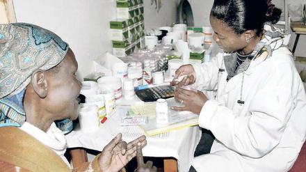 Medikamente für die Ärmsten. Auch weil Forscher protestierten, sind Arzneimittel gegen HIV billiger geworden. So können Hilfsorganisationen, wie hier Ärzte ohne Grenzen in einem Slum von Nairobi, die Pillen an Bedürftige ausgeben.