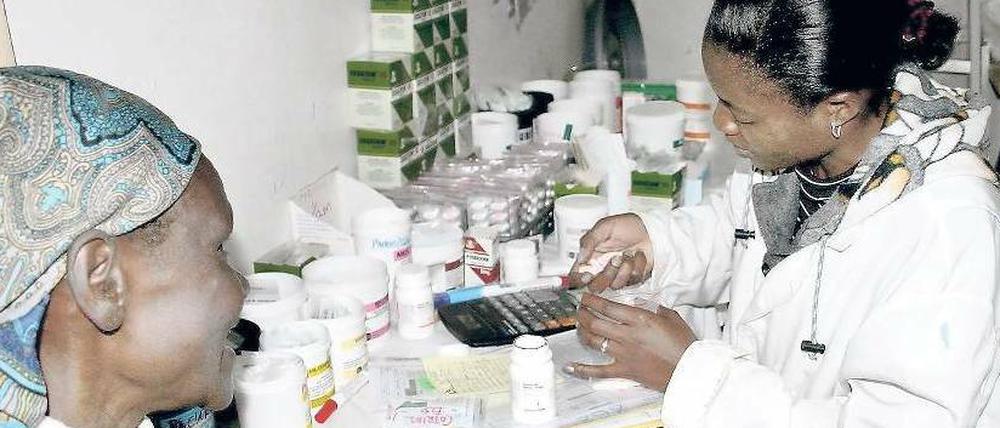 Medikamente für die Ärmsten. Auch weil Forscher protestierten, sind Arzneimittel gegen HIV billiger geworden. So können Hilfsorganisationen, wie hier Ärzte ohne Grenzen in einem Slum von Nairobi, die Pillen an Bedürftige ausgeben.