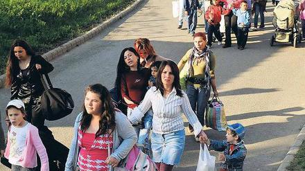 Auf der Flucht. Frauen und Kinder in Ostungarn verlassen aus Angst vor Rechtsradikalen ihr Zuhause. 