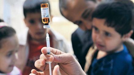 Gegenmittel. Impfungen – hier im Jemen gegen die Masern – gehören zu den wirksamsten Methoden der Seuchenbekämpfung. 