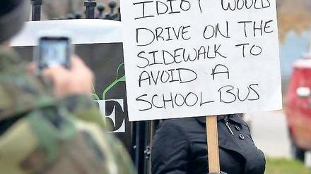 „Nur ein Idiot fährt auf einen Bürgersteig, um einem Schulbus auszuweichen.“ In Ohio wurde eine Frau dazu verurteilt, öffentlich Buße zu tun. 