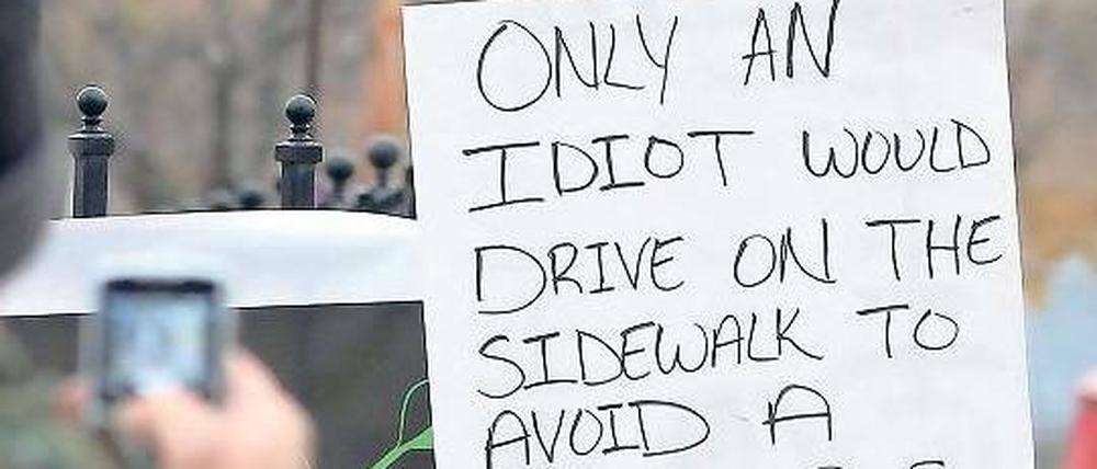 „Nur ein Idiot fährt auf einen Bürgersteig, um einem Schulbus auszuweichen.“ In Ohio wurde eine Frau dazu verurteilt, öffentlich Buße zu tun. 
