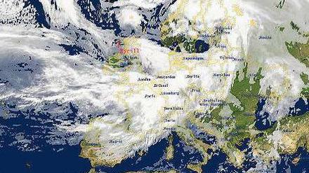 Da braut sich was zusammen. Das Satellitenfoto zeigt das Herannahen des Orkantiefs „Kyrill“ am 18. Januar 2007 um zehn Uhr. Für den Nachmittag wurde „Kyrills“ Ankunft über Deutschland erwartet. Auf dieser Aufnahme ist der Sturm noch über Schottland. Foto: p-a/dpa