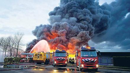 Brandgefährlich. Im Katastrophenfall muss die Bevölkerung rasch gewarnt werden, Forscher arbeiten an verschiedenen Alarmsystemen. Das Foto zeigt einen Brand bei einer Chemiefirma nahe Rotterdam.