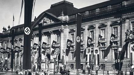 Olympische Spiele 1936. Die Preußische Staatsbibliothek, geschmückt mit Hakenkreuzfahnen. 