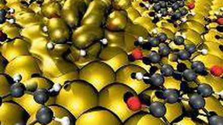 Stromfluss. Sauerstoffatome (rot) an organischen Molekülen helfen, den Kontakt zu Metallen (gold) herzustellen. 