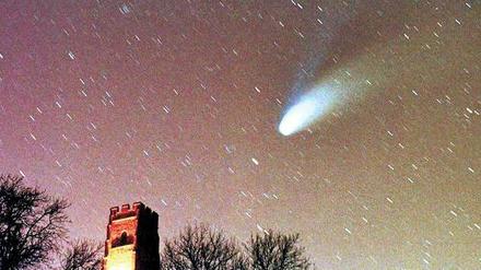 Prachtexemplar. Der leuchtende Staubschweif des Kometen Hale-Bopp am 2. April 1997 am Nachthimmel über Glastonbury, Großbritannien.