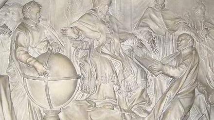 Übergabe. Von Aloisius Lilius ist kein Bild überliefert. Dafür eine Szene, die zeigt, wie dessen Bruder Papst Gregor XIII. den Kalender überreicht. 