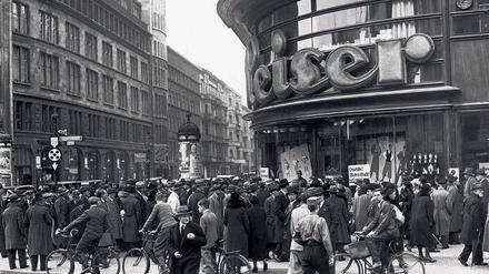 Menschenauflauf während des Boykotts am Tauentzien in Berlin vor dem Schuhhaus Leiser, dessen Eigentümer jüdisch war. Im Fenster hängen Plakate „Kauft nicht bei Juden“. 