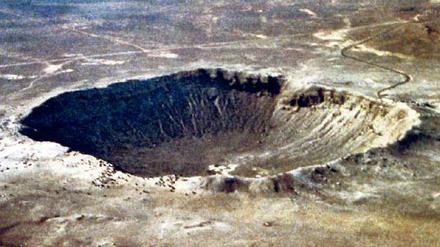 Wiege des Lebens? Große Asteroidenkrater, wie der Barringer-Krater in Arizona, benötigten Jahrtausende, um abzukühlen. Möglicherweise konnten sich in dieser Zeit einfache Lebensformen entwickeln. 