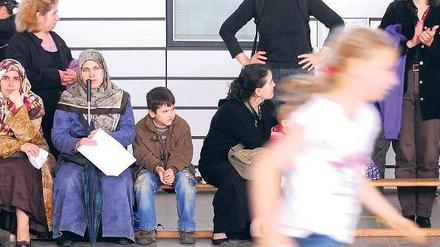 Aktiviert. Berliner Eltern fiebern mit bei einem Sponsorenlauf für die Verschönerung des Schulhofs.