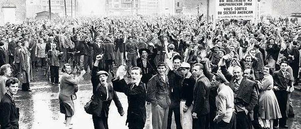 Bis zum Horizont. Am 17. Juni 1953 gingen in 700 Städten und Gemeinden der DDR Menschen gegen die Erhöhung der Arbeitsnormen und für freie Wahlen und die deutsche Einheit auf die Straße.