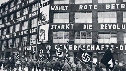 Früher Feind. Die SA marschiert im Januar 1933 vor der KPD-Zentrale auf. Schon lange zuvor bekämpften die Nazis die Linken. 