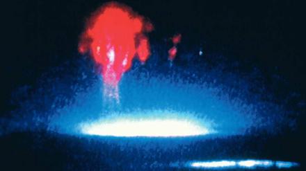 Roter Spuk. „Red Sprites“, rote Kobolde, nennt man Entladungen, die bei heftigen Gewitterblitzen auftreten, hier aufgenommen in 16,5 Kilometer Höhe über einem Gewittersturm. „Red Sprites“ sind so kurzlebig, dass das menschliche Auge sie kaum registriert.