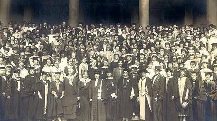 Weibliche Wissenschaft. Mitglieder der „International Federation of University Women (IFUW)“ aus 18 Nationen posieren 1922 auf den Stufen der Sorbonne in Paris. Den Frauen ging es nach dem Ersten Weltkrieg auch um die Völkerverständigung.