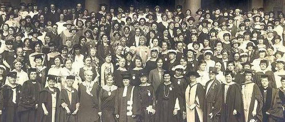 Weibliche Wissenschaft. Mitglieder der „International Federation of University Women (IFUW)“ aus 18 Nationen posieren 1922 auf den Stufen der Sorbonne in Paris. Den Frauen ging es nach dem Ersten Weltkrieg auch um die Völkerverständigung.