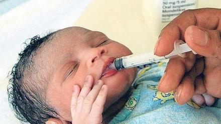 Schwerer Start. Dieses Neugeborene erhält eine Stunde nach der Geburt bereits die ersten Medikamente. Ob es sich tatsächlich bei seiner Mutter mit HIV angesteckt hat, ist zu diesem Zeitpunkt unklar. Entsprechende Tests dauern mehrere Tage. 
