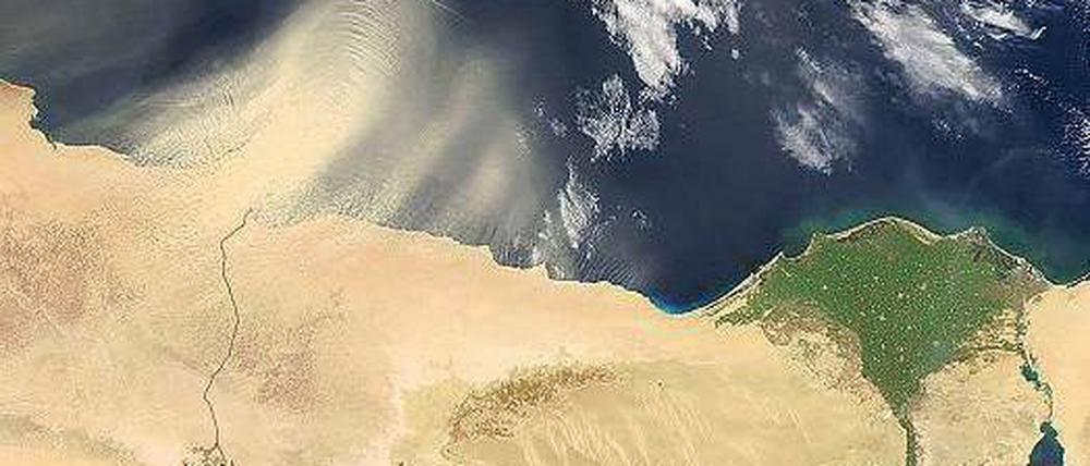 Verweht. Das Satellitenbild zeigt, wie eine große Staubwolke von Nordafrika über das Mittelmeer zieht. Weltweit werden jedes Jahr 1,5 Milliarden Tonnen Wüstenstaub in die Atmosphäre geblasen. Zwei Drittel davon stammen aus der Sahara. Foto: p-a/dpa