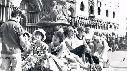 Begeistert in Venedig. Was früher eine Bildungsreise war, wird Mitte des 20. Jahrhunderts zum Massentourismus.