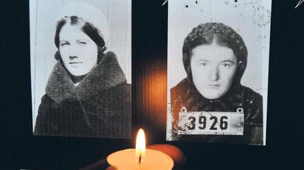 Gedenken. Ein früherer Gefangener des Ghetto Minsk hält 2011 eine Kerze, um an zwei Insassinnen des Lagers zu erinnern. 1941 brachten die ersten Züge Juden aus Berlin Richtung Minsk, die NS-Gauleiter drängten auf schnelle Deportationen.