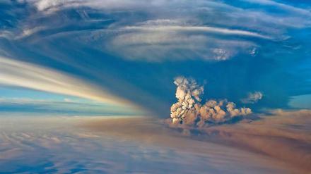 Wucht des Vulkans. 2011 brach auf Island der Vulkan Grimsvötn aus und schoss seine Eruptionswolken bis in die Stratosphäre. Läge der Vulkan in den Tropen, hätte er damit das weltweite Klima beeinflussen können. 
