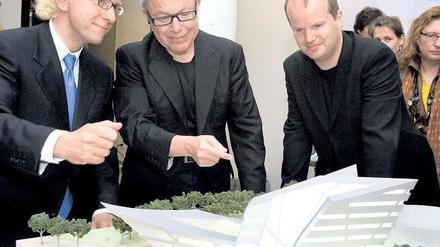 Leuphana-Präsident, Vizepräsident und Architekt mit dem Modell des Neubaus.