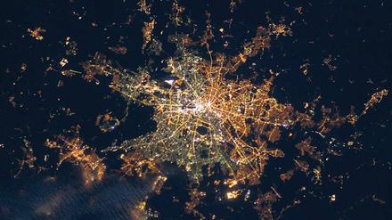 Berlin in der Nacht von der Raumstation ISS aus gesehen. 