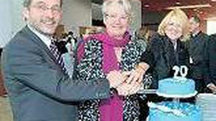 Anschnitt. Ende 2012 feiern Vorstandschef Rosenthal, die damalige Ministerin Schavan und das damalige Vorstandsmitglied Lanz 20 Jahre MDC. Foto: MDC/Ausserhofer