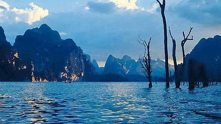 Das Chiew-Larn-Reservoir in Thailand zerschneidet den Regenwald.