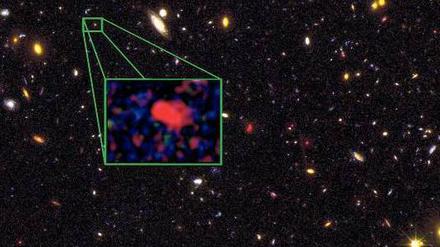 Porträt. Der Ausschnitt zeigt die Galaxie „z8_GND_5296“ vergrößert in einem Bild des „Hubble“-Weltraumteleskops.
