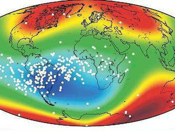 Die Abbildung zeigt die Stärke des Magnetfeldes an der Erdoberfläche (abnehmende Intensität von rot zu blau). Die weißen Punkte markieren Orte, an denen der Satellit "Topex/Poseidon" Störungen im Betrieb hatte. Diese liegen in auffälliger Nähe zur magnetischen Schwächezone über dem Südatlantik. 