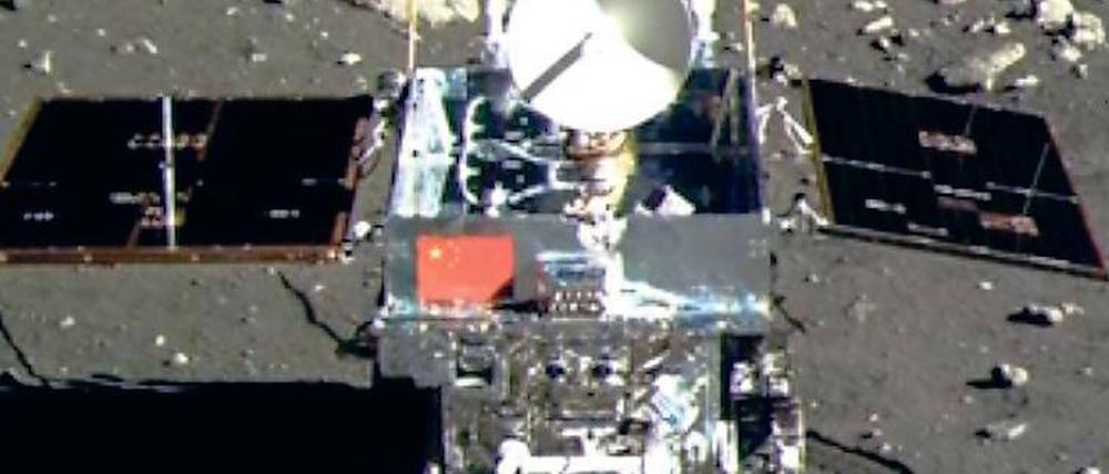 Jetzt sind wir auch da. Symbolträchtiges Bild des Mondrovers „Yutu“ mit der chinesischen Flagge. 