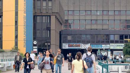 Studierende und Professoren gehen über den Campus der Universität Bochum.