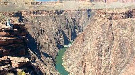 Wechselvolle Geschichte. Dieser Teil des Canyons wurde den Forschern zufolge vor 15 bis 25 Millionen Jahren etwa bis zur Höhe des Wanderers abgetragen. Später räumte der Colorado River den Rest aus.