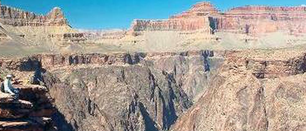 Wechselvolle Geschichte. Dieser Teil des Canyons wurde den Forschern zufolge vor 15 bis 25 Millionen Jahren etwa bis zur Höhe des Wanderers abgetragen. Später räumte der Colorado River den Rest aus.