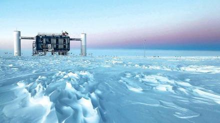 Spitze des Eisbergs. Unter diesem Forschungslabor am Südpol erstreckt sich der riesige Neutrino-Detektor „IceCube“. 