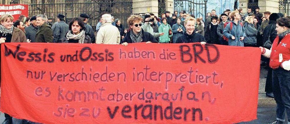 Studierende der Humboldt-Uni starten im Januar 1991 mit Protestplakaten zu einem Marsch nach Leipzig. Die Abwicklung von Studiengängen und die Entlassung von Professoren erschienen ihnen willkürlich und ungerecht.