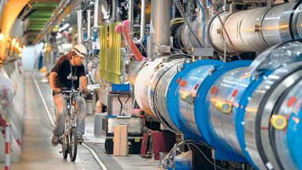 Lange Leitung. Ein Kurzschluss im Beschleunigerring des LHC verzögert den Neustart der Anlage.