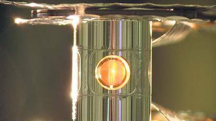 Minireaktor. In diesem Zylinder wurde schwerer Wasserstoff per Laser so weit erhitzt, dass eine Kernfusion startete. Er ist einen Zentimeter hoch und innen mit Gold beschichtet.