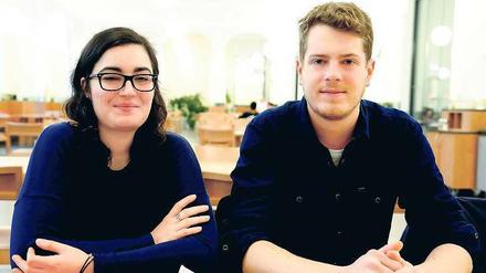 Die Studierenden der Humboldt-Universität, Zora Neumann und Max Manzey, sitzen in der Cafeteria ihrer Uni an einem Tisch.