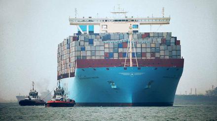 Die neuen Containerschiffe der „Maersk Line“ sind 400 Meter lang, 60 Meter breit und sie haben über 16 Meter Tiefgang.
