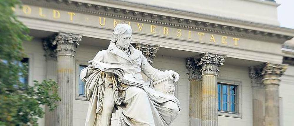 Das Denkmal des Universitätsgründers Wilhelm von Humboldt vor dem Hauptgebäude Unter den Linden.