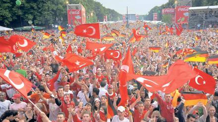 Bei der EM 2008 feiern Anhänger der türkischen und der deutschen Nationalmannschaften auf der Berliner Fanmeile.